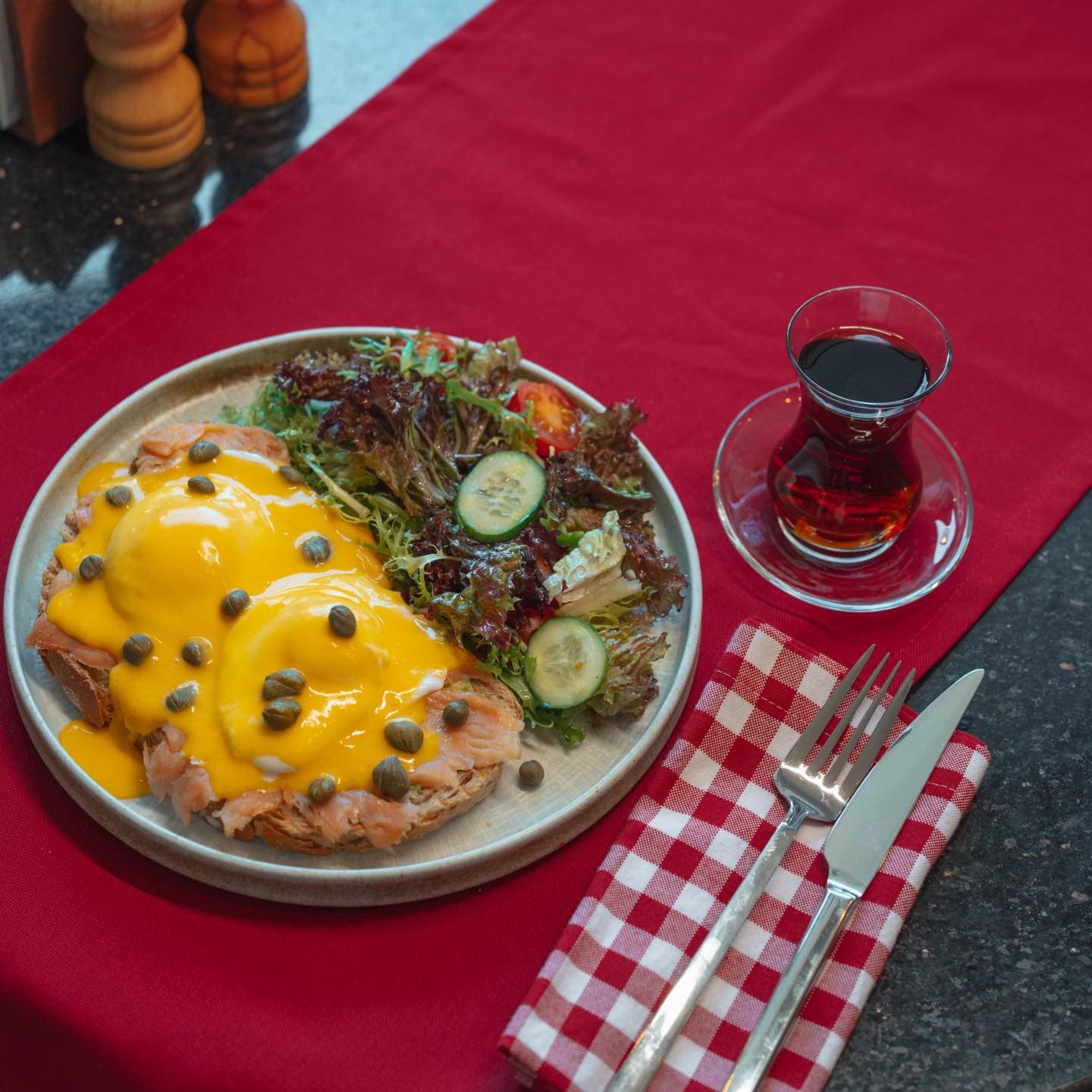 Füme somonlu eggs benedict