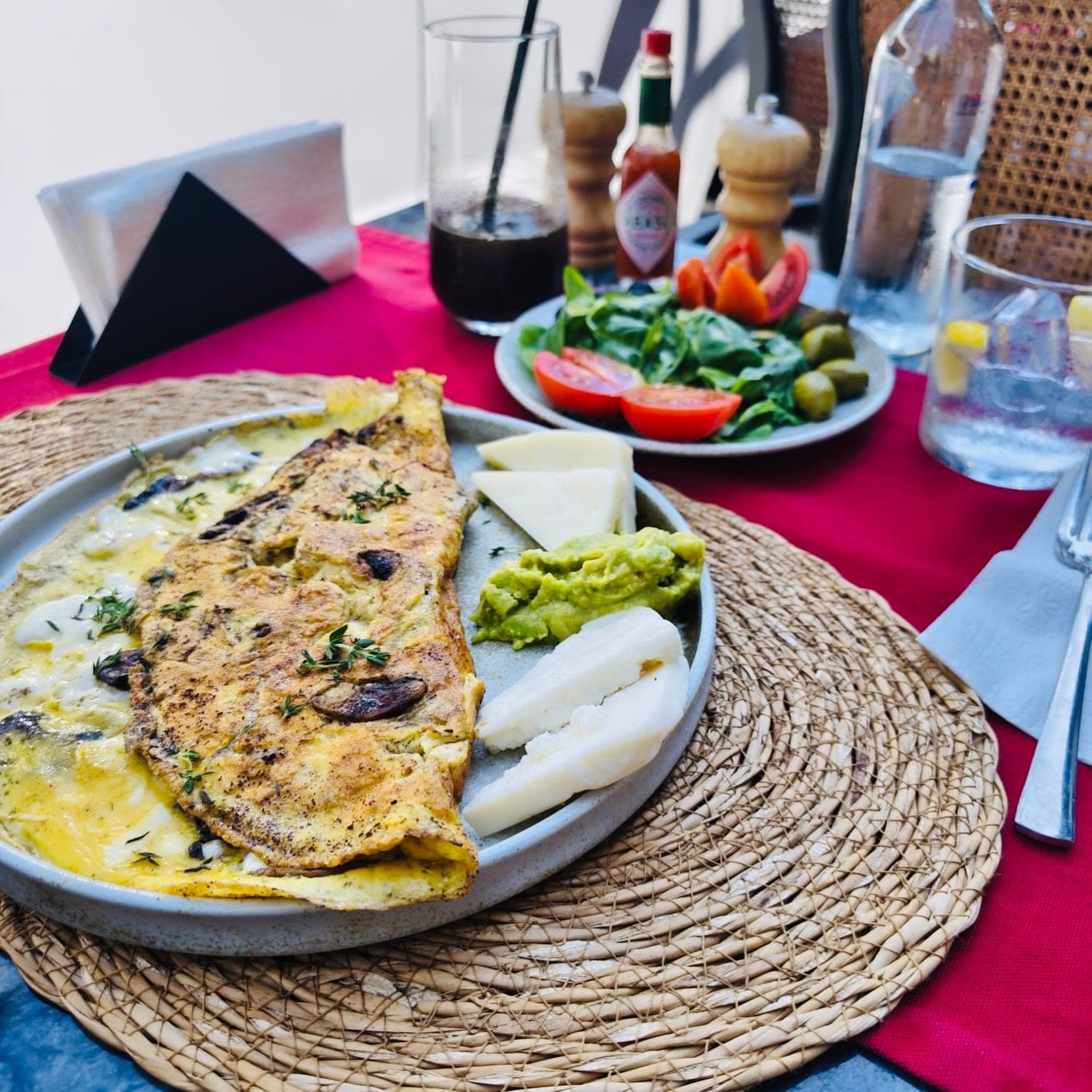 Mantarlı omlet kahvaltı tabağı