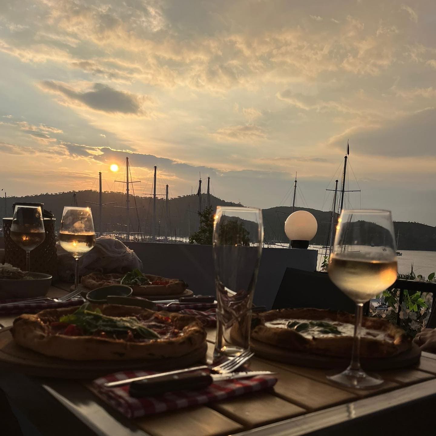 Fethiye marinasına bakan terasta akşam yemeği