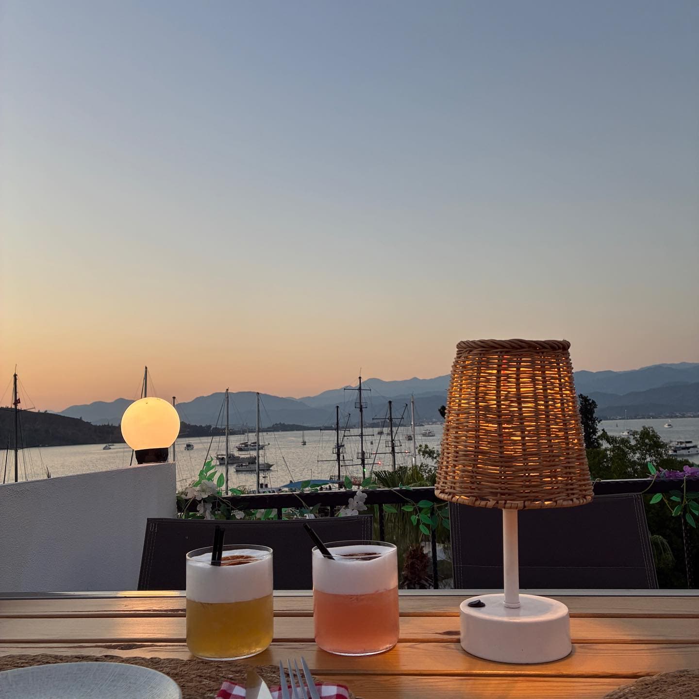 Alacakaranlıkta teras ve kokteyller