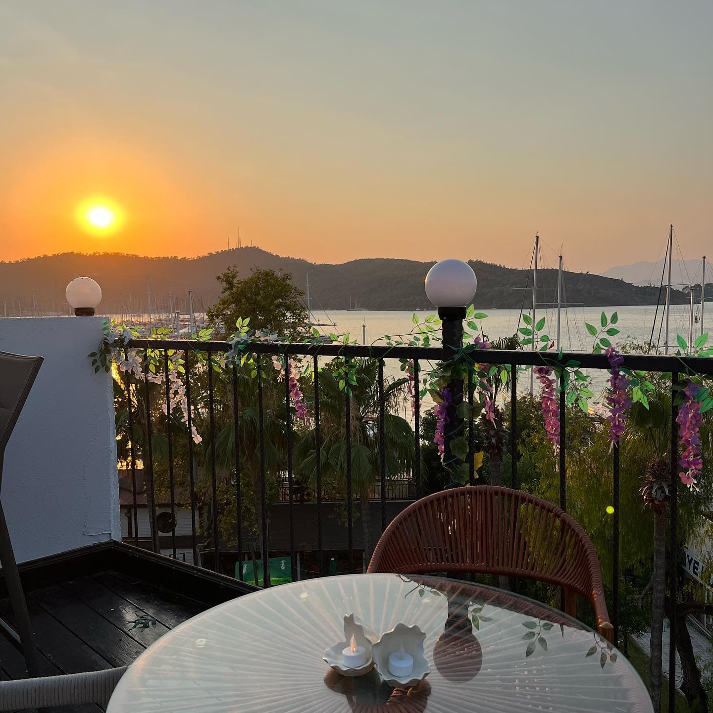 Terastan Fethiye marinası ve gün batımı